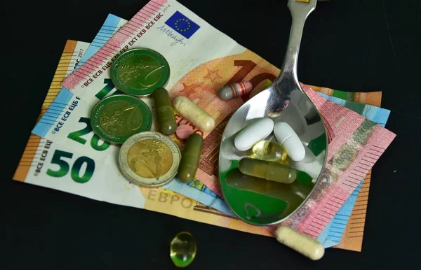 Médicaments Pilules Capsules Dans Une Cuillère Sur Des Billets Euros — Photo