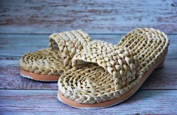 Gevlochten Rieten Badslippers Houtblauwe Achtergrond — Stockfoto