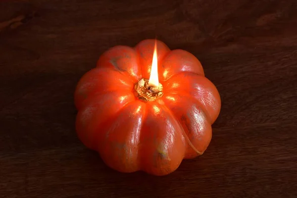 Vela Forma Calabaza Ardiente Una Mesa Madera — Foto de Stock