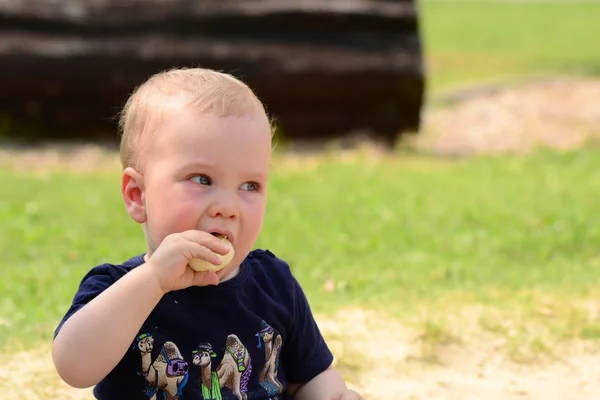 赤ちゃんバナナを食べる — ストック写真