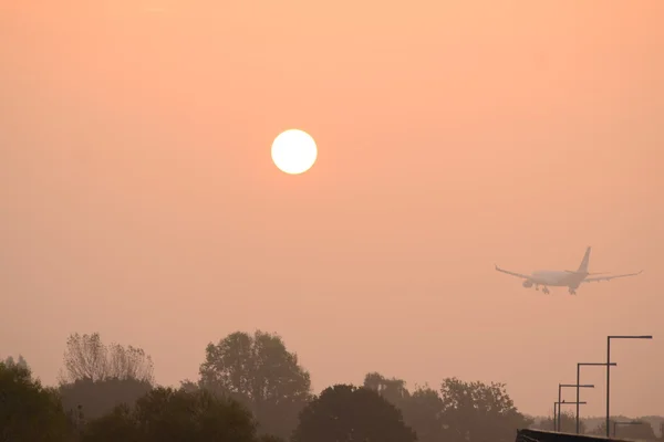 飛行機が着陸します。 — ストック写真