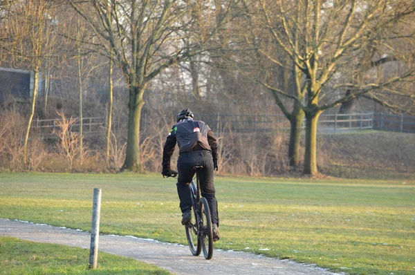 Велосипедист в парке, Берлин 2015 — стоковое фото