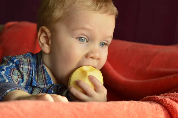 Junge mit Apfel — Stockfoto