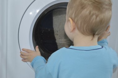 çocuk ve çamaşır makinesi