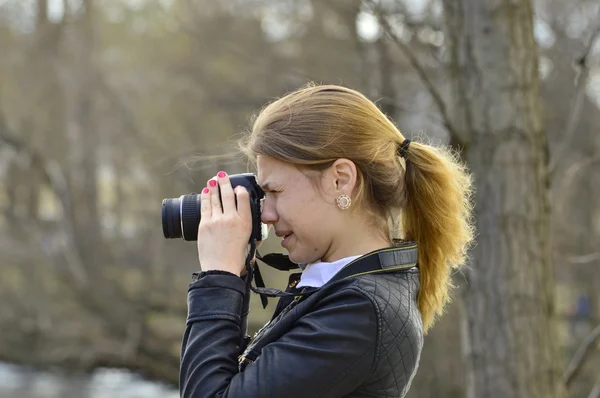 Flicka med kamera — Stockfoto