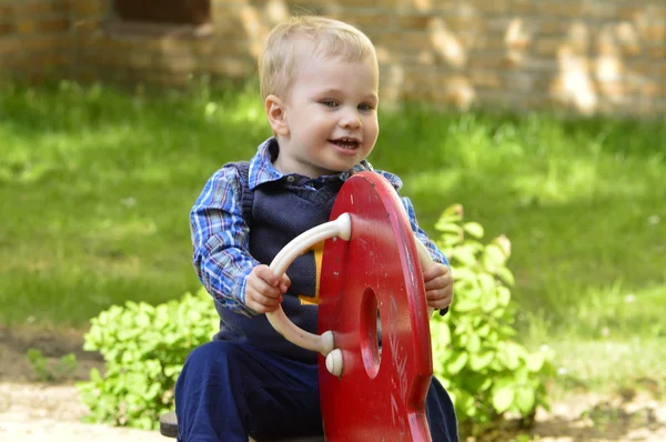 Un ragazzo di due anni in altalena — Foto Stock