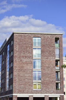 ev mavi gökyüzü altında