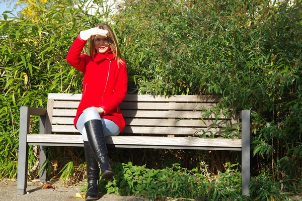 Tiener meisje in een rode jas — Stockfoto