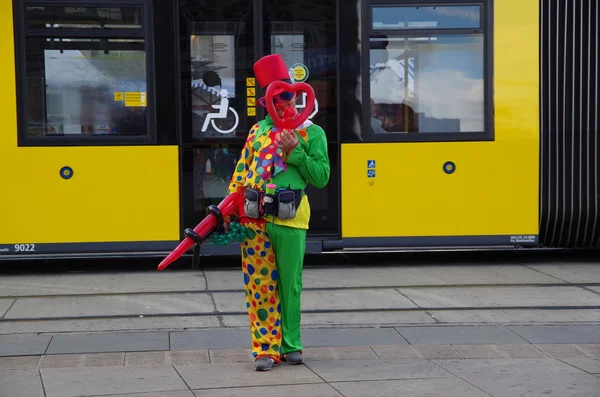Klaun, stojící na ulici, Berlín, říjen 2015 — Stock fotografie