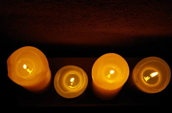 Четыре зажжённых свечи — стоковое фото