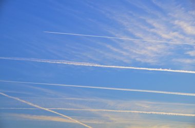 mavi gökyüzü ve bulutlar beyaz çizgili