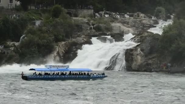 Barco con turistas en la cascada, Suiza 2015 Vídeos De Stock Sin Royalties Gratis