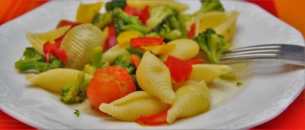 Makaron z brokułów i pomidorów — Zdjęcie stockowe