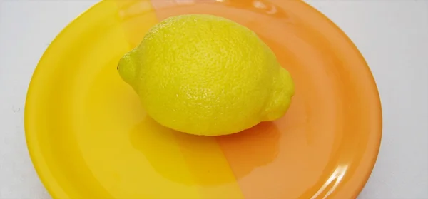 Лимон на тарелке — стоковое фото