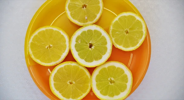Пол лемона на тарелке — стоковое фото