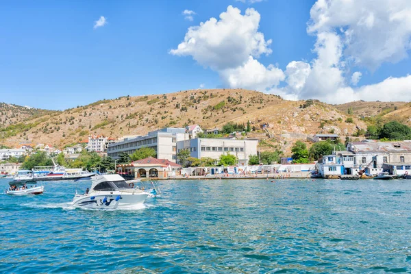Пейзаж Крыма и курортный город на побережье Черного моря — стоковое фото