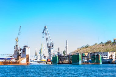 Karadeniz Kırım Filosu, sıcak yaz dalgaları ve mavi gökyüzü. Yatay yönelim