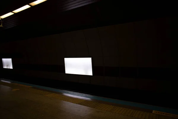 Reklamskyltar hänger på väggarna inne i tunnelbanestationen. — Stockfoto