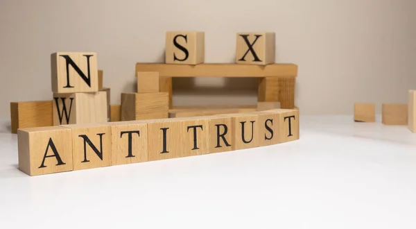 Güven karşıtı. Ekonomi ve ticaret terimi. Tahta küplerle yazılmış..