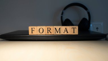 Kelime formatı, harfli kare tahta küplerden oluşur. Kapat.