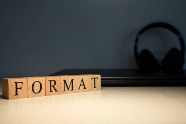 Kelime formatı, harfli kare tahta küplerden oluşur. Kapat.