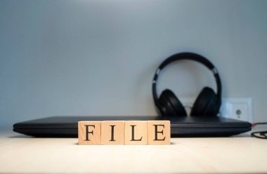 Kelime Dosyası. Arka planda bilgisayar ve kulaklık kavramı var. Stüdyo