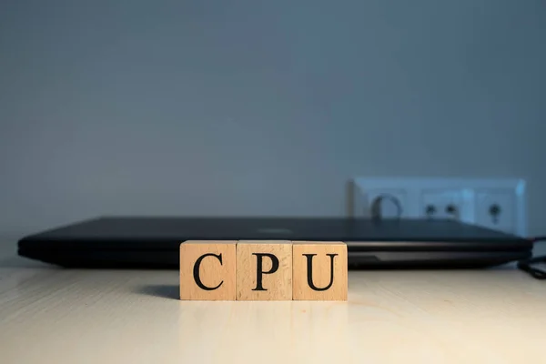 CPU这个字是写的。后面是电脑和耳机。包扎. — 图库照片