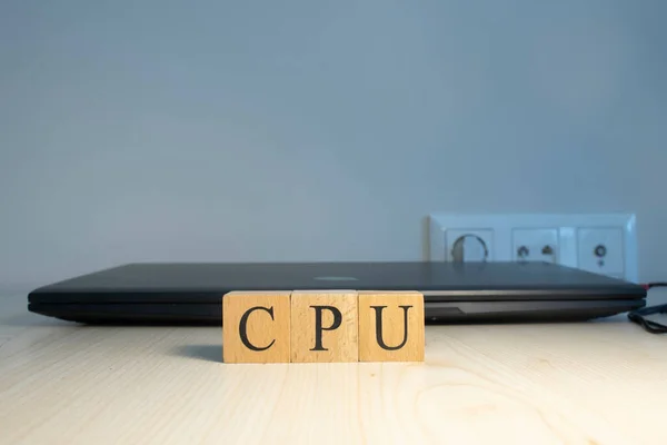 CPU这个字是写的。后面是电脑和耳机。包扎. — 图库照片