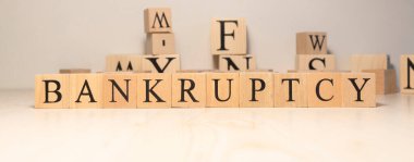 Ahşap küplerden iflas kelimesi. Ahşap harflerin arka planı.