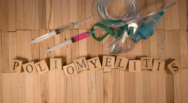 Çocuk felci kelimesi tahta küplerden hazırlanmıştı. Sağlık konsepti. Kapat..