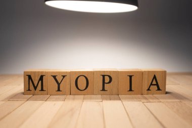 Myopic kelimesi ahşap küplerden yaratıldı. Sağlık ve yaşam. Kapat..