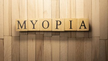 Myopic kelimesi ahşap küplerden yaratıldı. Sağlık ve yaşam. Kapat..