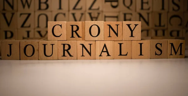 Ordet Crony Journalism Skapades Träkuber Länder Och Politik Folk Närbild — Stockfoto