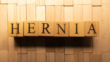 Fıtık kelimesi tahta harf küplerinden yaratıldı. Hastalık ve sağlık.