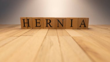 Fıtık kelimesi tahta harf küplerinden yaratıldı. Hastalık ve sağlık.