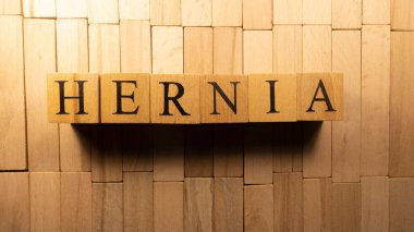 Fıtık kelimesi tahta harf küplerinden yaratıldı. Hastalık ve sağlık.