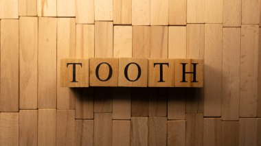 Diş kelimesi tahta harf küplerinden yaratıldı. Hastalık ve sağlık.