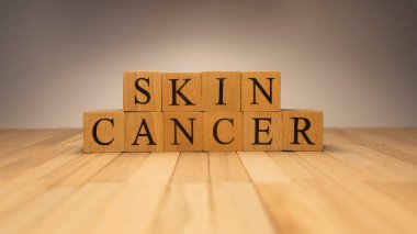 Tahta harf küplerinden kanser kelimesi yaratıldı. Hastalık ve sağlık.