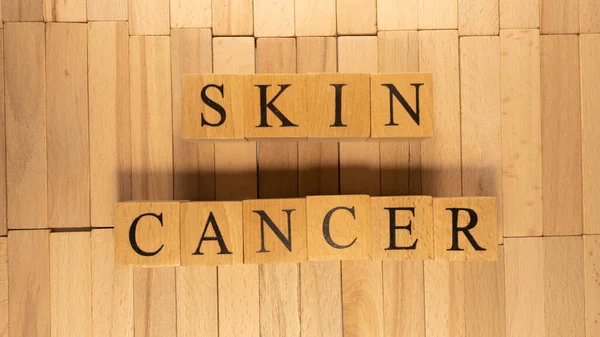 Palabra cáncer creado a partir de cubos de letras de madera. Enfermedad y salud. —  Fotos de Stock