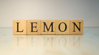 Limon soyma kelimesi tahta harf küplerinden yaratıldı. Gastronomi ve baharatlar. Kapat..