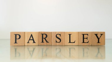 Maydanoz kelimesi tahta harf küplerinden yaratıldı. Gastronomi ve baharatlar. Kapat..