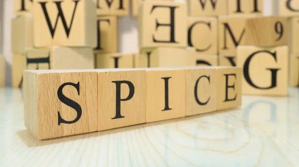 Słowo Spice Zostało Stworzone Drewnianych Kostek Literami Gastronomia Przyprawy Zbliżenie — Zdjęcie stockowe