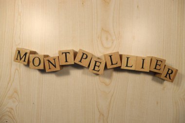 Montpellier kelimesi tahta harf küplerinden yaratıldı. Şehirler ve kelimeler. Kapat..