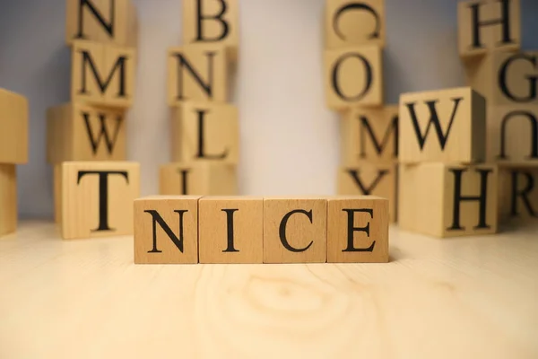 Palavra Agradável Foi Criada Partir Cubos Carta Madeira Cidades Palavras — Fotografia de Stock