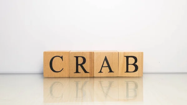 螃蟹这个名字是由木制字母立方体创建的 海鲜和食物 关门了 — 图库照片