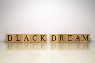 Siyah çipura adı tahta harf küplerinden yaratıldı. Deniz ürünleri ve yiyecek. Kapat..