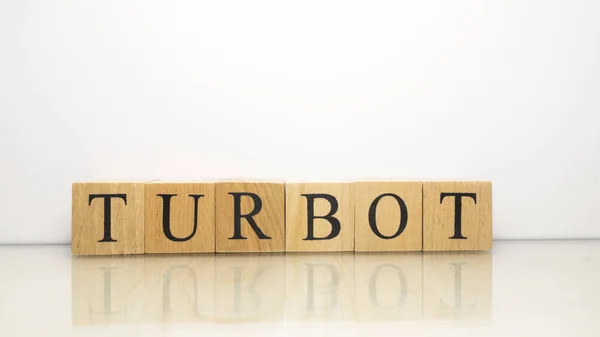 Turbot这个名字是由木制字母立方体创建的 海鲜和食物 关门了 — 图库照片