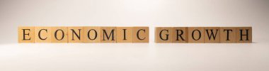 Ekonomik Büyüme adı tahta harf küplerinden yaratıldı. Ekonomi ve finans. Kapat..