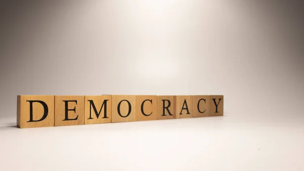 Namnet Demokrati Skapades Bokstavstärningar Trä Ekonomi Och Finans Närbild — Stockfoto