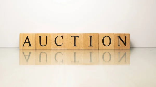 Der Name Auction Entstand Aus Hölzernen Buchstabenwürfeln Finanzen Und Wirtschaft — Stockfoto